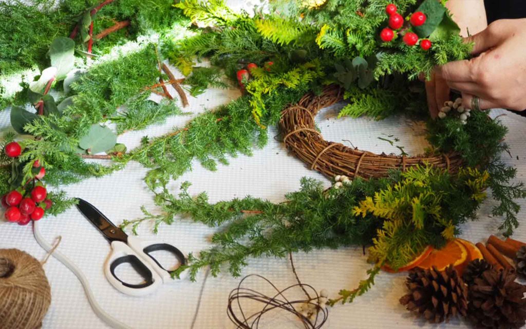 /media/images/2024-12-08-wreath_making-previous.2e16d0ba.fill-1024x640.jpg