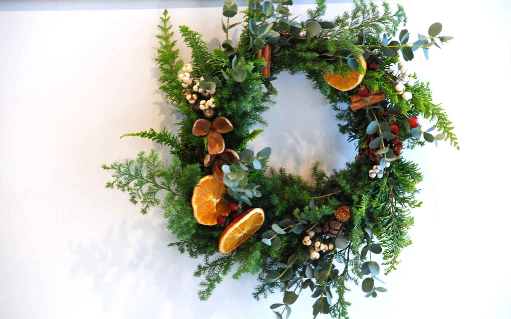 /media/images/2024-12-08-wreath_making-previous.2e16d0ba.fill-1024x640_UPtvMsX.jpg