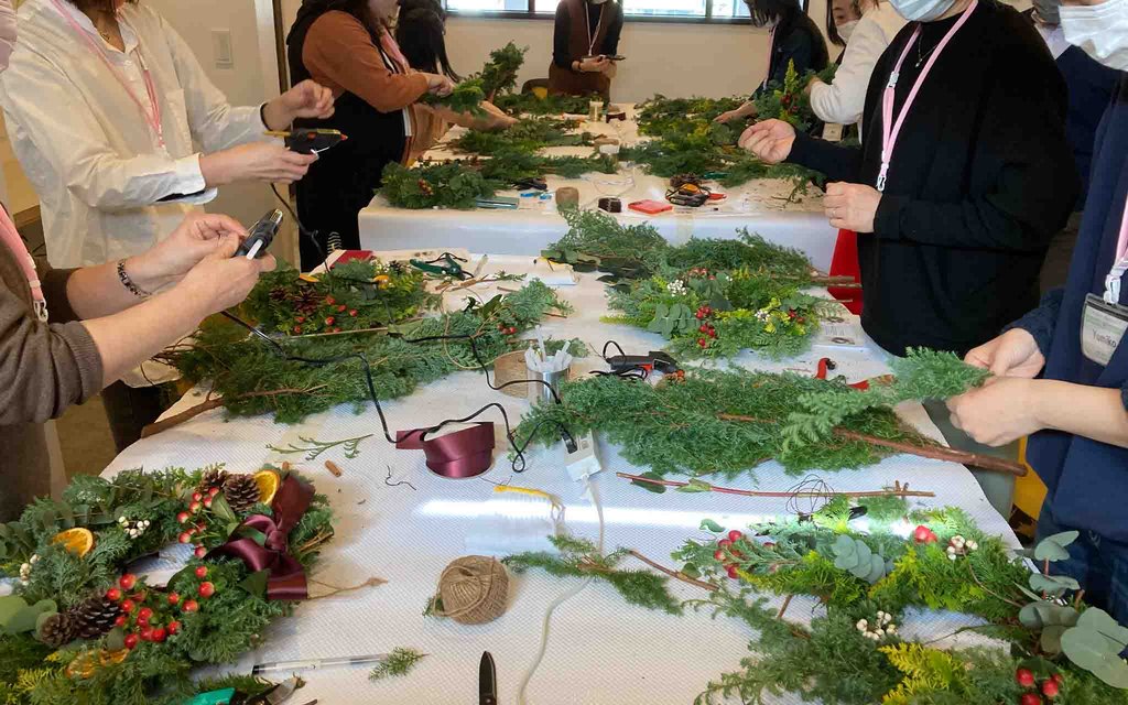 /media/images/2024-12-08-wreath_making-previous.2e16d0ba.fill-1024x640_hLNvwf4.jpg