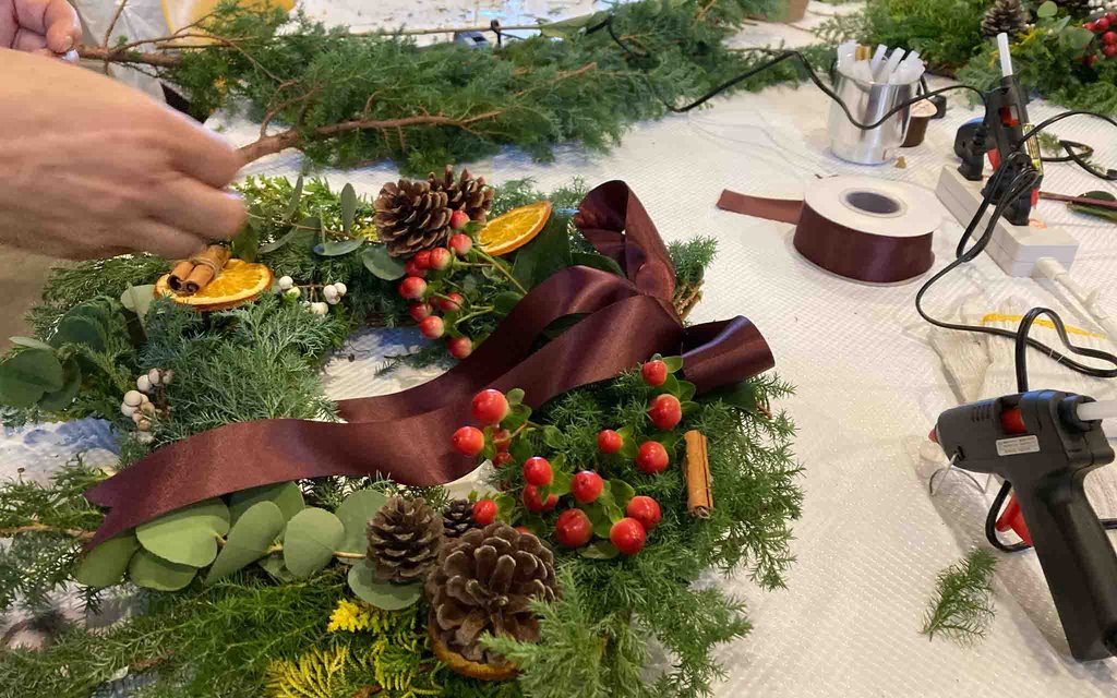 /media/images/2024-12-08-wreath_making-previous.2e16d0ba.fill-1024x640_qi3eDS0.jpg