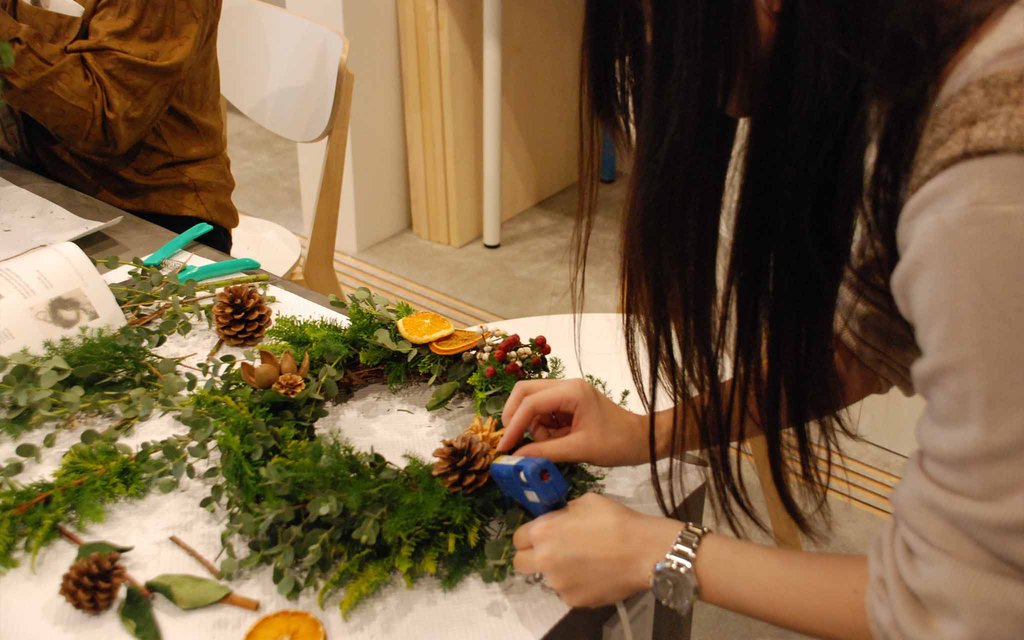 /media/images/2024-12-08-wreath_making-previous.2e16d0ba.fill-1024x640_t0YR5m3.jpg