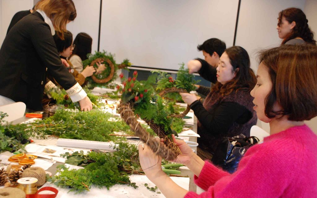 /media/images/wreath_making-1-2048x1280.2e16d0ba.fill-1024x640.jpg